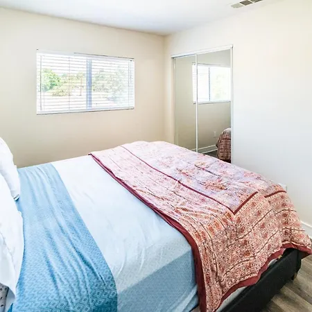 Spacious 5 Bedroom 3 Bath Modern Home By Downtown La With Parking Los Angeles Exterior photo