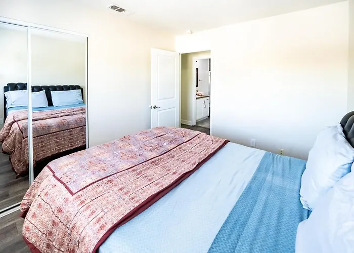 Spacious 5 Bedroom 3 Bath Modern Home By Downtown La With Parking