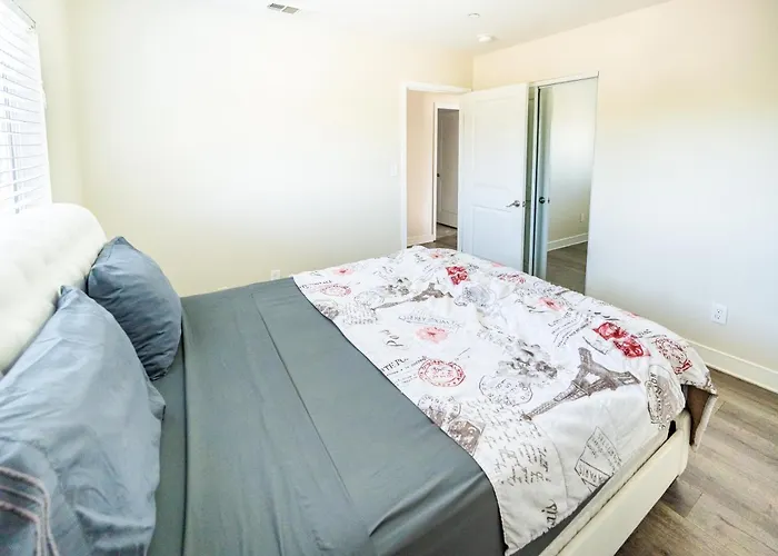 Spacious 5 Bedroom 3 Bath Modern Home By Downtown La With Parking
